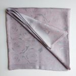 روسری ژاکارد لمه دار گل رز یاسی