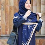 روسری شاینا طرح دشت قاصدک سرمه ای